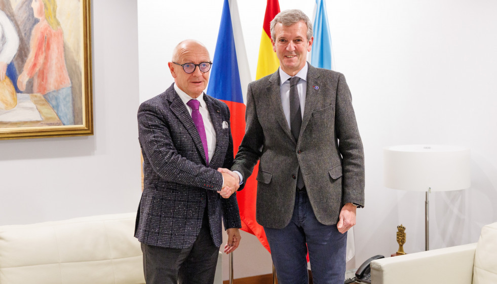 El presidente de la Xunta, Alfonso Rueda, y el embajador de la República Checa en España, Libor Secka