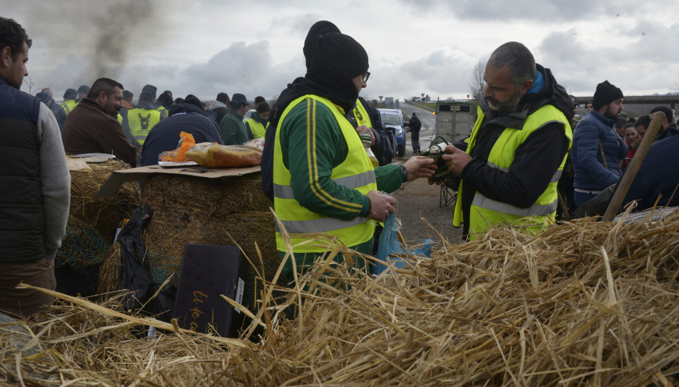 Agricultores y ganaderos cortan la A-52 con tractores y rollos de paja, a 10 de enero de 2026, en Xinzo de Limia, Orense, Galicia (España). El corte, que afecta a los dos carriles de circulación de 