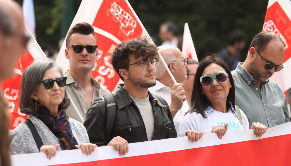 El secretario xeral de las Xuventudes Socialistas de Galicia, Xurxo Doval, en una manifestación junto a cargos del PSdeG