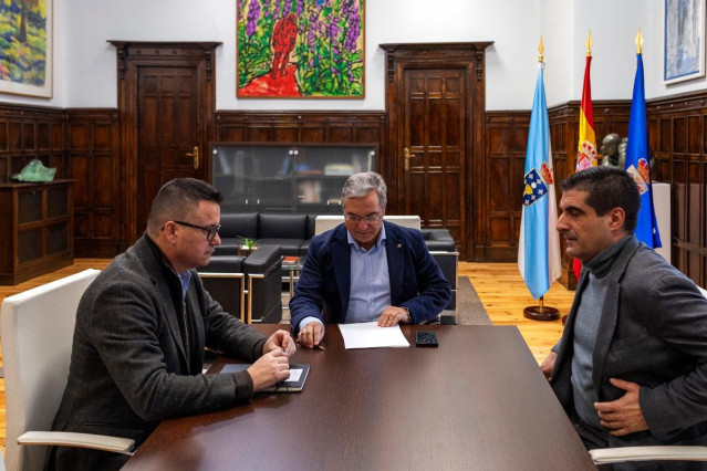 El conselleiro de Emprego, Comercio e Emigración, José González, mantuvo esta semana un encuentro con el presidente de la Diputación de Ourense, Luis Menor, sobre comercio
