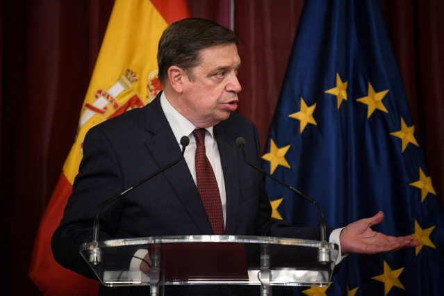 Archivo - El ministro de Agricultura, Pesca y Alimentación, Luis Planas, atiende a los medios de comunicación tras firmar un acuerdo con la Unión de Pequeños Agricultores y Ganaderos (UPA), en el Ministerio de Agricultura, Pesca y Alimentación, a 3 de mar