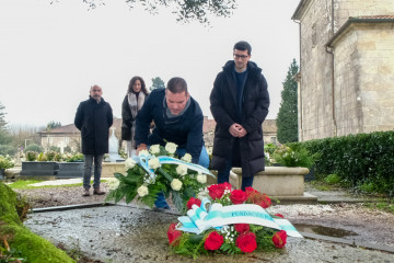 Ofrenda floral en la tumba de Cela