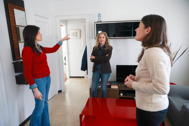 La conselleira de Vivenda e Planificación de Infraestruturas, María M. Allegue en una visita en Ferrol a uno de los hogares renovados al amparo del programa Fogar Vivo