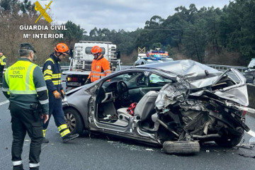 Accidente en la AP-9 entre un camión de mercancías peligrosas y un coche, a 17 de enero de 2026.