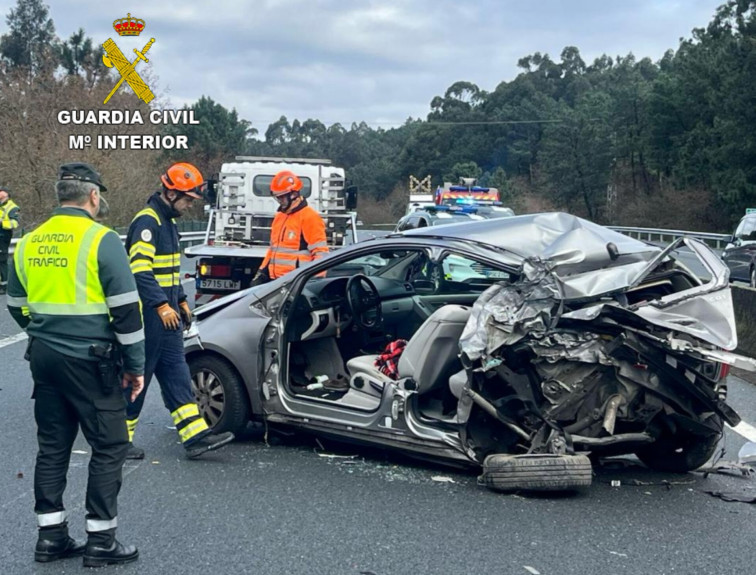 Reabre la circulación en la AP-9 sentido sur tras el accidente de un camión en Portas pero un carril permanece cerrado