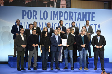 El presidente del Partido Popular, Alberto Núñez Feijóo (1fila, c), el presidente de la Junta y del PP de Castilla y León, Alfonso Fernández Mañueco (2 fila, i), el presidente de la Xunta de Gal