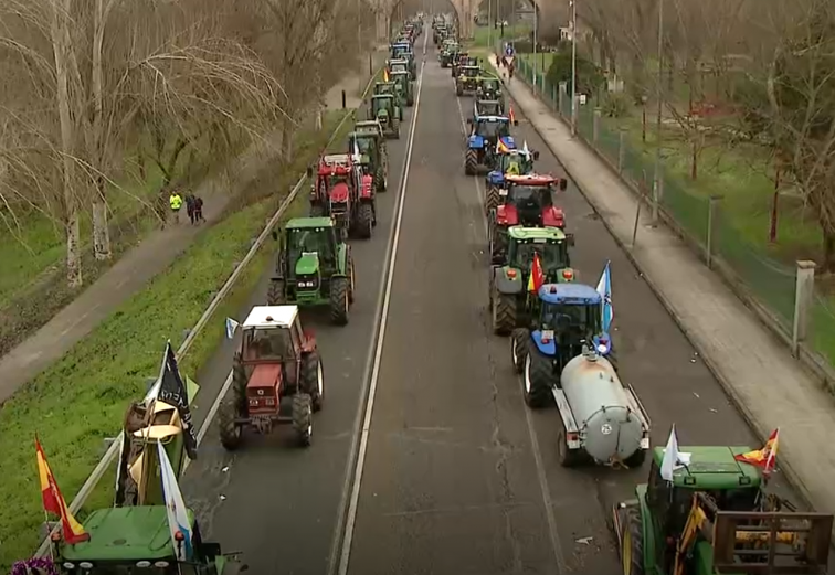 Continúan los cortes en la N-120 en Ourense por los tractoristas: 