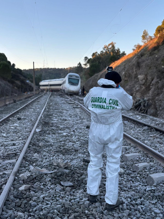 Agente de Criminalística de la Guardia Civil en la zona del accidente ferroviario en Adamuz (Córdoba)