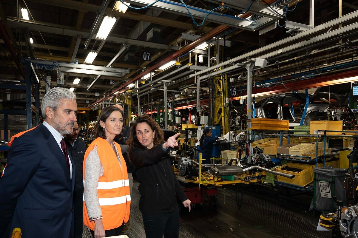 El interior de la fu00e1brica de Stellantis en Villaverde en una foto de 2023 durante una visita de la entonces minsitra de Industria