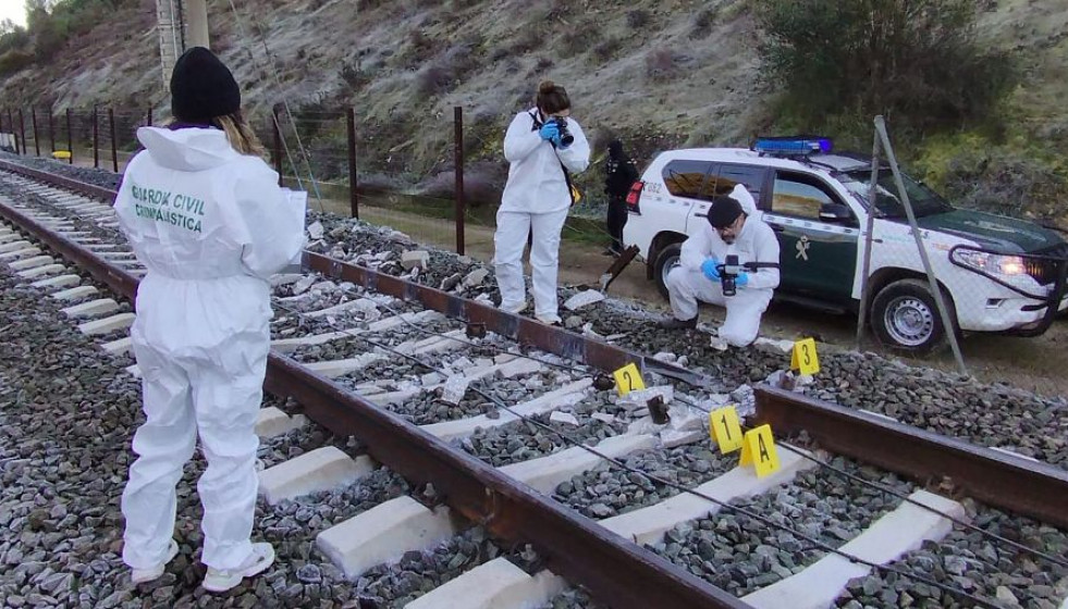 Foto de la Guardia Civil de la investigación del accidente de Ardamuz