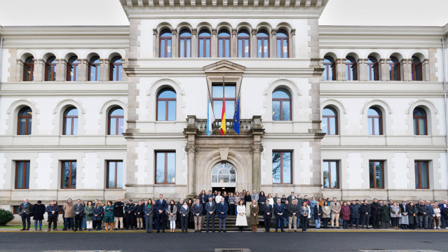El presidente de la Xunta, Alfonso Rueda, acompañado de su equipo de gobierno, preside el minuto de silencio por las víctimas del accidente ferroviario de Adamuz.