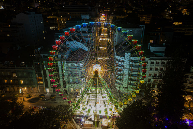 Archivo - Vista aérea de Vigo con el alumbrado navideño encendido, a 20 de noviembre de 2025, en Vigo, Pontevedra, Galicia (España).