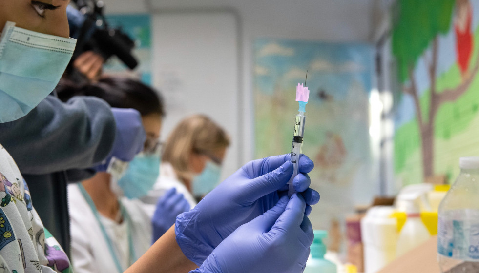 Archivo - Una enfermera prepara una dosis de la vacuna de la gripe. Foto de archivo