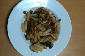 Uno de los platos recalenados servidos en la residencia de Ortigueira esta Navida