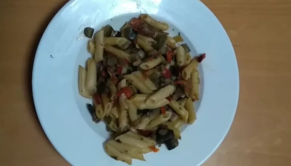 Uno de los platos recalenados servidos en la residencia de Ortigueira esta Navida