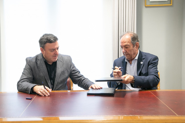 El presidente de la Diputación de A Coruña, Valentín González Formoso, y el presidente del Banco de Alimentos, Manuel Mora, firman un convenio Dp