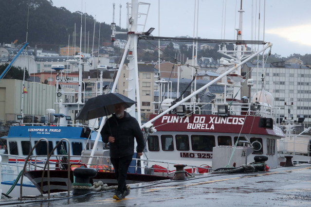 Un pesquero amarra durante la protesta de la flota pesquera de bajura, a 19 de enero de 2026, en Burela, Lugo, Galicia (España). La flota de pesca de bajura comienza un paro indefinido para protestar contra la nueva normativa europea que obliga a los barc