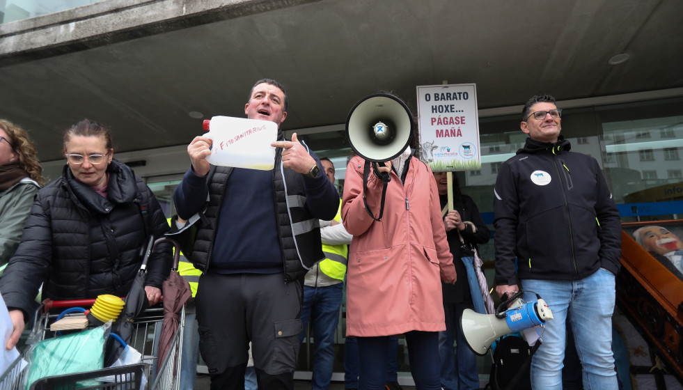 Manifestantes  durante una tractorada en contra del acuerdo alcanzado de Mercosur, a 12 de enero de 2026, en Lugo, Galicia (España). Productores de lácteos y carne se movilizan en la serie de protes