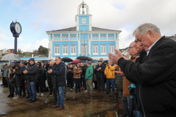 Varias personas se concentran durante la protesta de la flota pesquera de bajura, a 19 de enero de 2026, en Celeiro, Lugo, Galicia (España). La flota de pesca de bajura comienza un paro indefinido pa