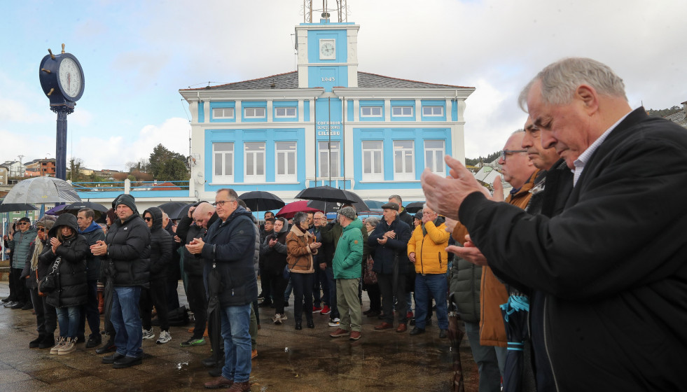 Varias personas se concentran durante la protesta de la flota pesquera de bajura, a 19 de enero de 2026, en Celeiro, Lugo, Galicia (España). La flota de pesca de bajura comienza un paro indefinido pa