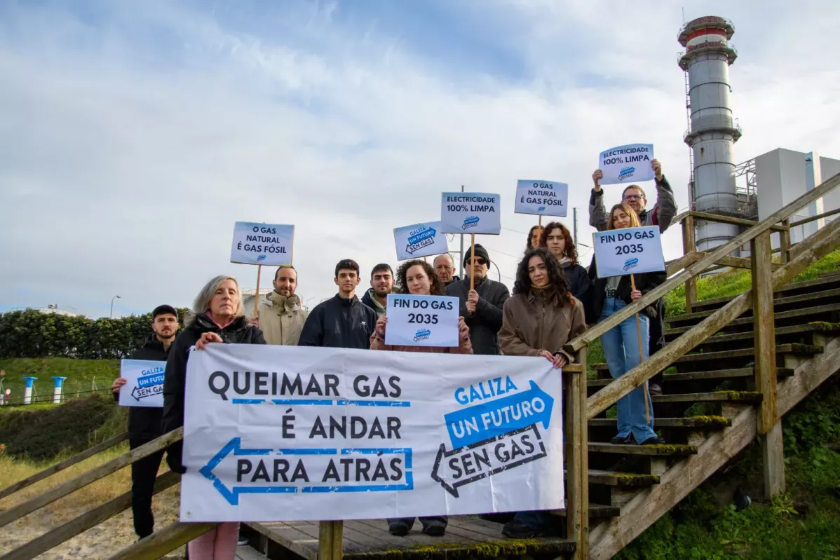 Activistas ambientales protestando ante Repsol en Sabu00f3n A Coruu00f1a