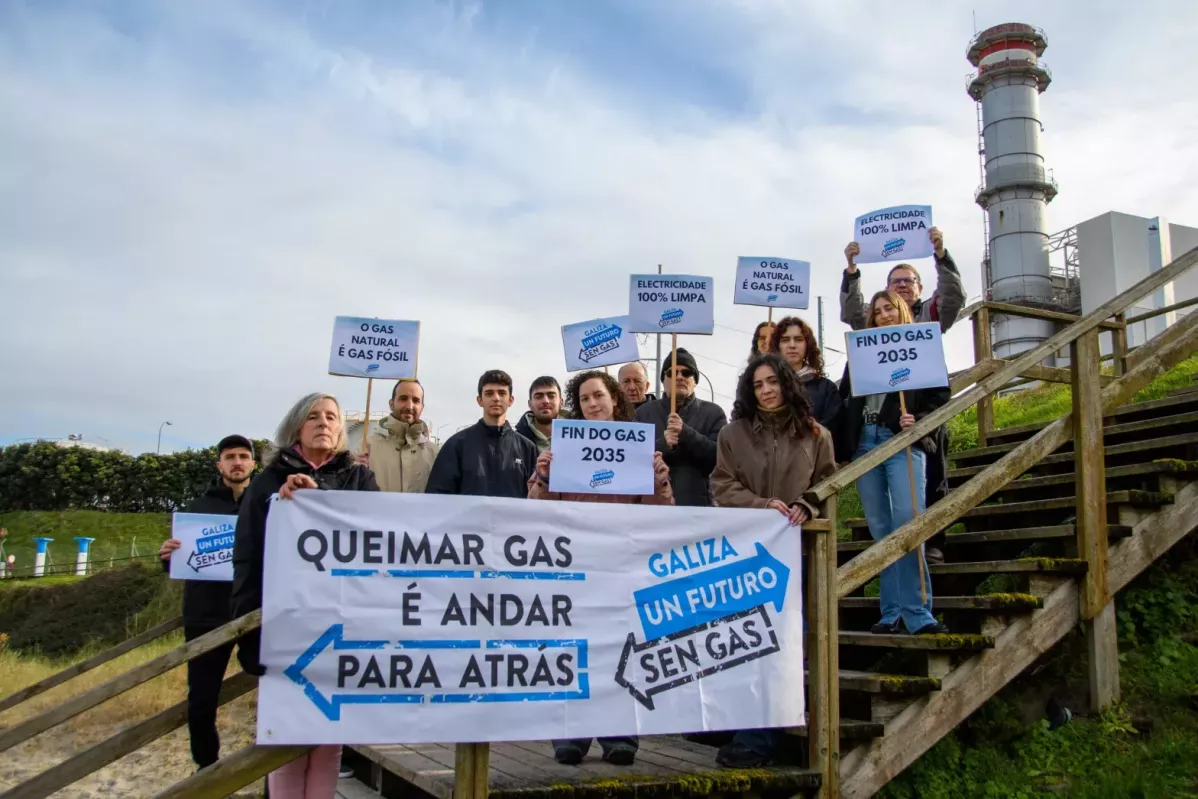 Activistas ambientales protestando ante Repsol en Sabu00f3n A Coruu00f1a