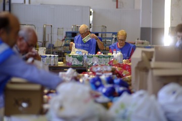 Archivo - Imagen de voluntarios de Banco de Alimentos de Vigo.