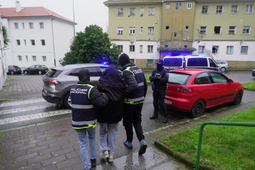 Agentes de la Policía Nacional se llevan a una detenida, a 20 de enero de 2026, en Ferrol, en una operación contra el yihadismo