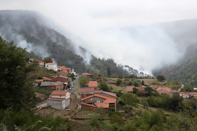 Archivo - Fumarolas en el frente del fuego, que se sitúa sobre las aldeas de Pombeiro, Amandi y San Pedro, a 20 de septiembre de 2025, en Pantón, Lugo, Galicia (España). La conselleira do Medio Rural, María José Gómez, ha explicado que las llamas de este