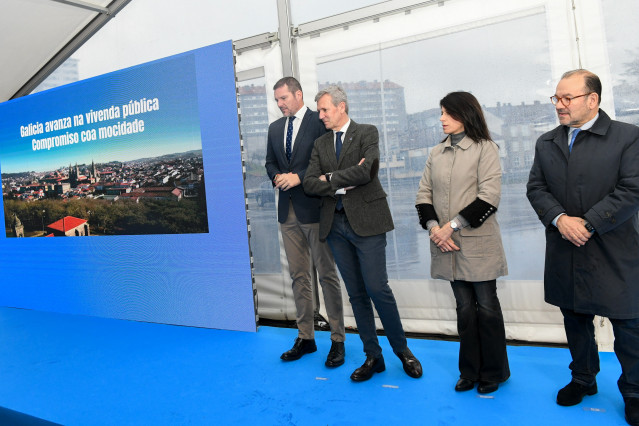 El presidente de la Xunta, la conselleira de Vivenda, el conselleiro de Cultura y el rector de la USC, en un acto en Santiago