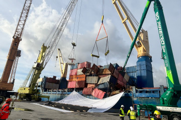 Comienzan los trabajos para estabilizar la carga del portacontenedores 'María Francisca' en el puerto de Vigo.