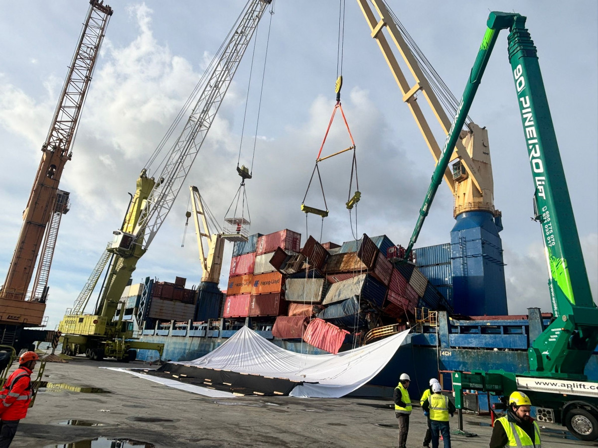 Comienzan los trabajos para estabilizar la carga del portacontenedores 'María Francisca' en el puerto de Vigo.