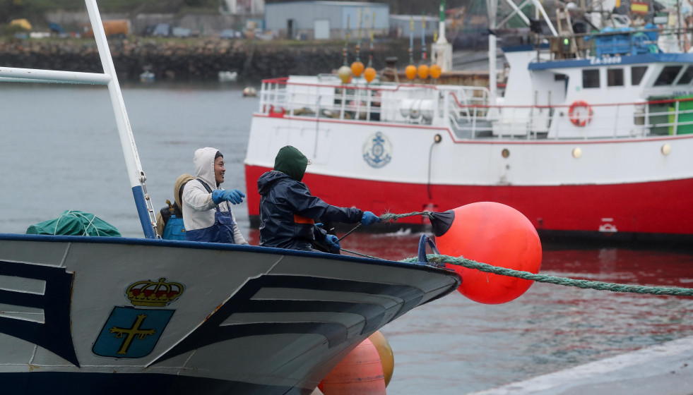 Un pesquero amarra durante la protesta de la flota pesquera de bajura, a 19 de enero de 2026, en Burela, Lugo, Galicia (España). La flota de pesca de bajura comienza un paro indefinido para protestar