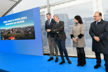 El presidente de la Xunta, la conselleira de Vivenda, el conselleiro de Cultura y el rector de la USC, en un acto en Santiago
