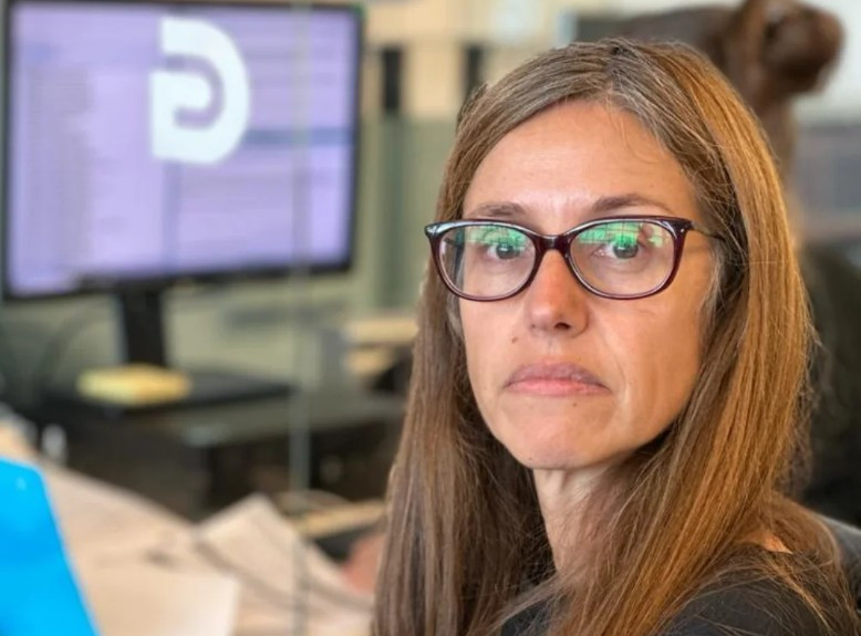 Mabel Monftes participando en uno de los venres negros en contra de la manipulaciu00f3n en la CRTVG