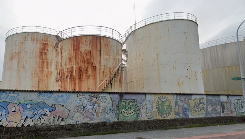 Depósitos en O Ferrazo en el puerto de Vilagarcía en cuyo entorno se prentende instalar la planta