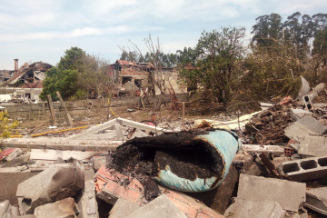 Archivo - Escombros tras la explosión de Tui en Paramos, que arrasó viviendas.
