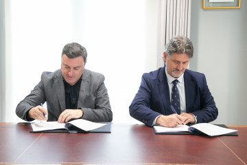 El presidente de la Diputación de A Coruña, Valentín González Formoso, y el alcalde de Ortigueira, Valentín Calvín,  firman un convenio