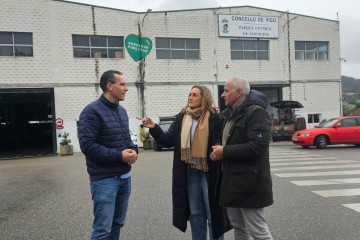La presidenta del PP de Vigo, Luisa Sánchez, con los concejales Fernando G. Abeijón y Daniel Benavides, frente al parque central de Santa Cristina de Lavadores.