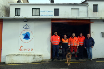 Los tres miembros de Protección Civil de Valga (Pontevedra) que, en otoño de 2024, se desplazaron a la Comunidad Valenciana para colaborar en las tareas de ayuda y rescate tras la Dana, junto a comp