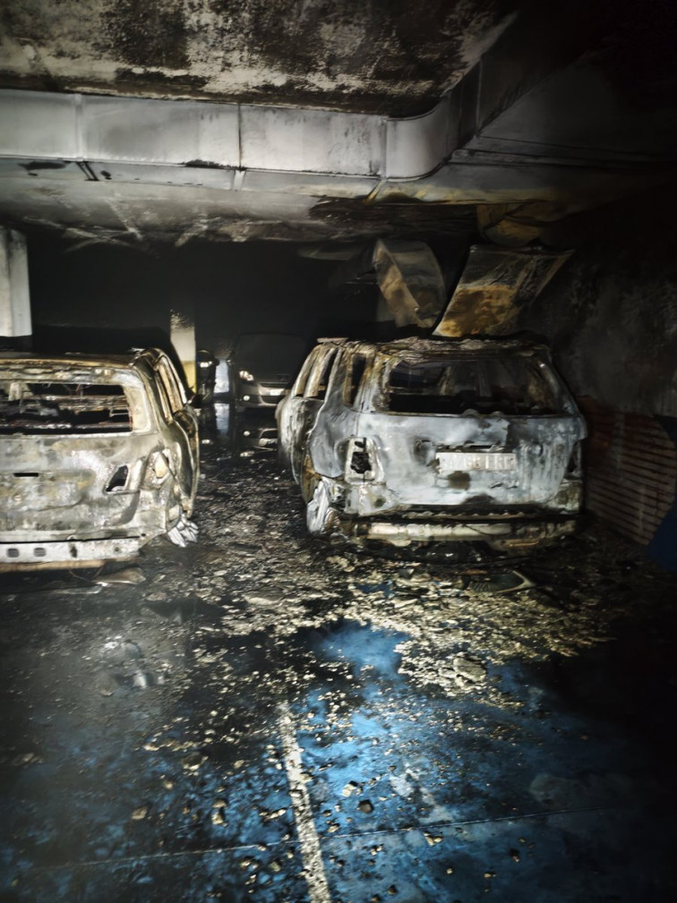 Incendio en la planta -5 de un garaje de A Coruña calcina varios vehículos y deja un herido