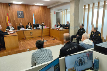 Archivo - Los dos supuestos autores del atraco, ante la sección quinta de la Audiencia Provincial de Pontevedra.