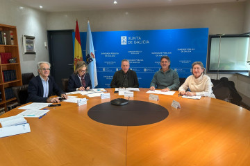 El alcalde de Ortigueira, Valentín Calvín, y la concejala de Sanidad, Ana Cartelle, durante una reunión con el conselleiro de Sanidade de la Xunta, Antonio Gómez Caamaño.