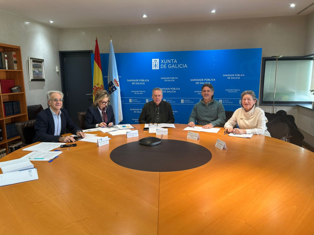 El alcalde de Ortigueira, Valentín Calvín, y la concejala de Sanidad, Ana Cartelle, durante una reunión con el conselleiro de Sanidade de la Xunta, Antonio Gómez Caamaño.