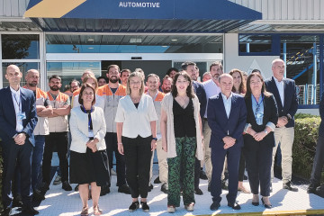 La conselleira de Economía, María Jesús Lorenana, junto a la directora de AGAIN, Patricia Argerey, y la directora de GKN Vigo, Consuelo Domínguez, entre otras autoridades y trabajadores de la fact