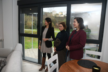 La conselleira de Vivenda e Planificación de Infraestruturas, María Martínez Allegue, visita la vivienda de una de las beneficiadas de las ayudas para adquirir vivienda protegida en Galicia