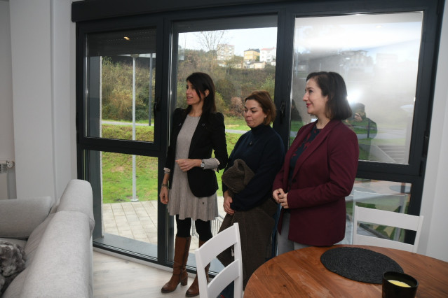 La conselleira de Vivenda e Planificación de Infraestruturas, María Martínez Allegue, visita la vivienda de una de las beneficiadas de las ayudas para adquirir vivienda protegida en Galicia