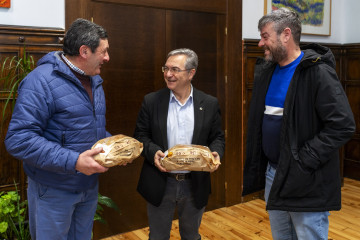 El presidente de la Diputación de Ourense, Luis Menor, se reúne con el presidente del Consello Regulador da IXP Pan de Cea, Juan Luis Calviño, y con el teniente de alcalde de San Cristovo de Cea, J