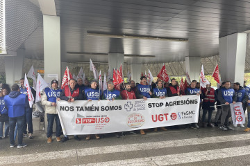 Los vigilantes de seguridad d elos cnetros sanitarios de Galicia, concentrados a las puertas del Hospital Provincial de Santiago de Compostela