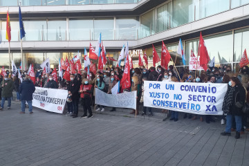 Archivo - Concentración convocada por CC.OO., UGT y CIG ante la delegación territorial de la Xunta en Vigo, en demanda de un convenio digno para el sector de la conserva.